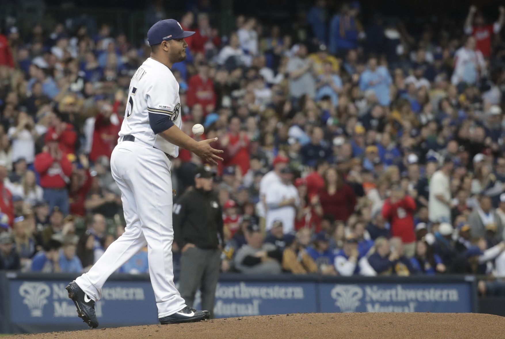 Cardinals, Brewers open baseball season